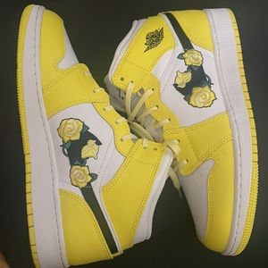 Air Jordan 1 MID SE (GS) size 7Y